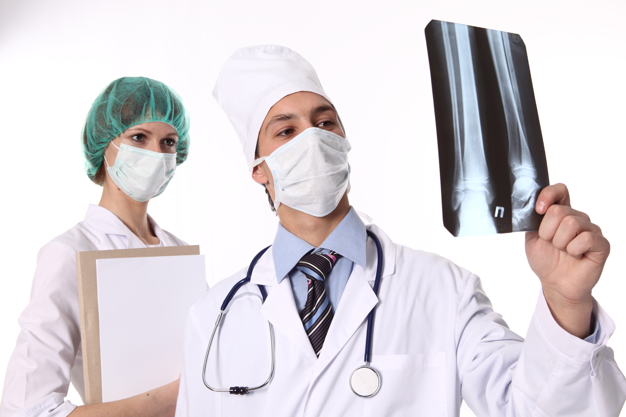 cuanto-gana-un-medico